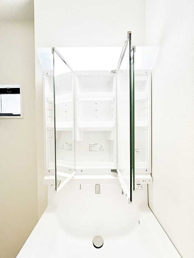 【その他設備(三面鏡裏収納)】三面鏡の裏に、化粧品や衛生用品などを収納可能。洗面台をすっきりと保ちます！