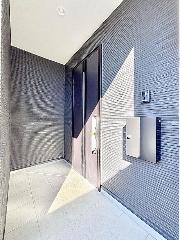 【玄関】玄関前は雨が降っても濡れにくい屋根付き