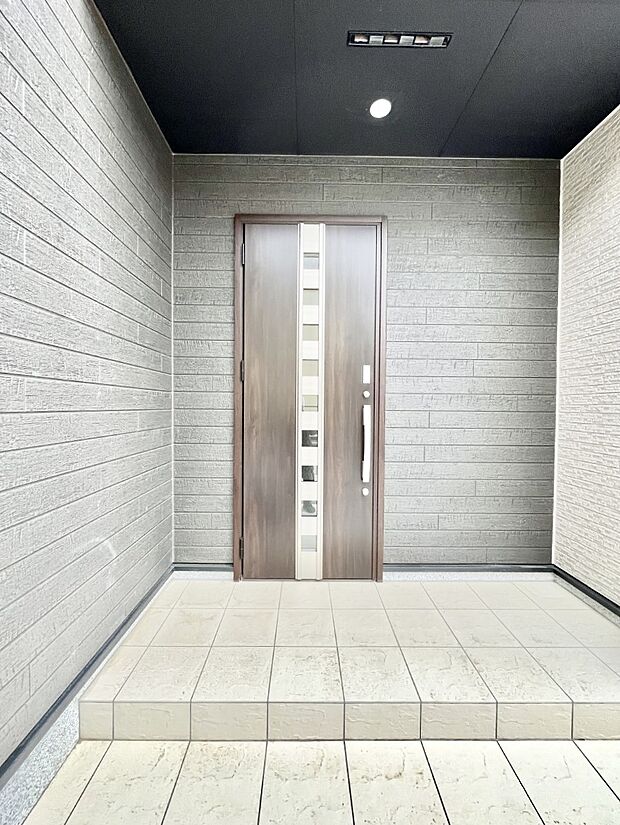 【玄関】～Entrance～　玄関は、お客さんをお迎えする場であり、家族が出入りする場でもあるので「おうちの顔」とも呼ばれる重要な場所！すっきりと明るく、いつでもお客様をお出迎えできるような設計をしました！