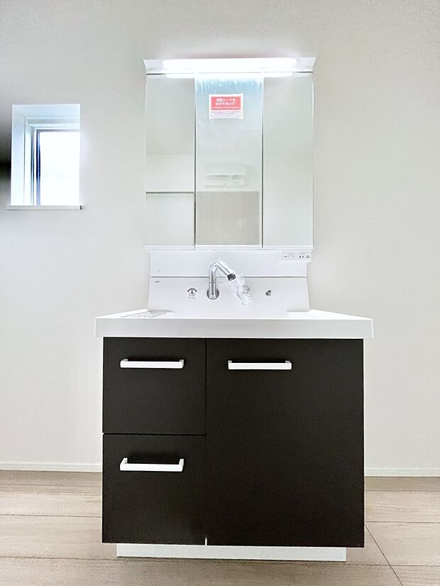 【洗面台・洗面所】～Dressing Room～　十分な大きさの洗面台は収納もさる事ながら、身だしなみチェックや歯磨きなど、朝の慌ただしい時間でもホテルライクなスペースで余裕とゆとりを感じて頂けます。