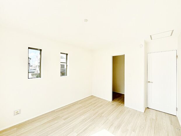 【寝室】◆A号棟◆～Bed Room～　「今日も一日お疲れ様」とご夫婦でゆったりくつろげる寝室。毎日の家事やお仕事に疲れた日はフカフカのベットで癒されてください。テレビや本棚をおいても快適な広さが自慢♪