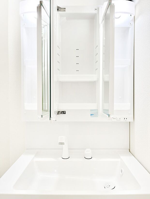 【その他設備(三面鏡裏収納)】◆A号棟◆三面鏡の裏に、化粧品や衛生用品などを収納可能。洗面台をすっきりと保ちます！