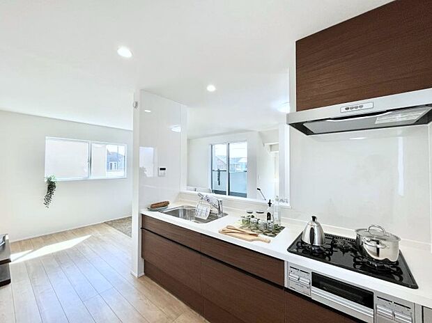 【ダイニングキッチン】◆１号棟◆～Kitchen～　「さぁ今日は何を作ろう」こんなキッチンなら思いっきり料理ができちゃいます。キッチンからはリビングが一望できます。家族がつながるお家がここにございます。