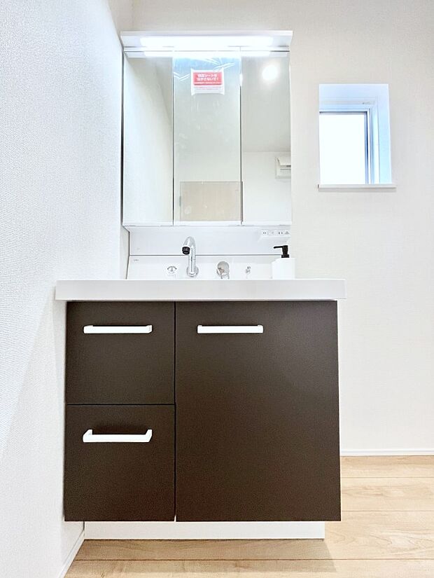 【洗面台・洗面所】◆１号棟◆～Dressing Room～　暗くなりがちな洗面所も窓があると採光と換気が可能なので気持ちよくお使い頂けます。三面鏡タイプの洗面台は鏡裏収納で散らかりがちな洗面所もスッキリ♪