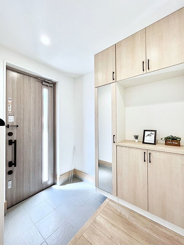 【玄関】◆１号棟◆～Entrance～　下駄箱ミラー付なので、お出かけ前の身だしなみチェックに◎玄関はお客様をお出迎えする一番最初の場所、帰ってくる時に入る最初の場所。そんな場所だからこそ、より良い空間に♪