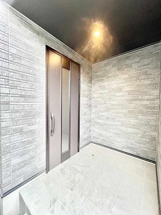 【玄関】玄関前は雨が降っても濡れにくい屋根付き