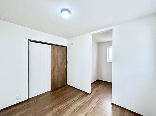 【寝室】ウォークインクローゼットがあるお部屋。季節ごとの入れ替えも不要で便利です！