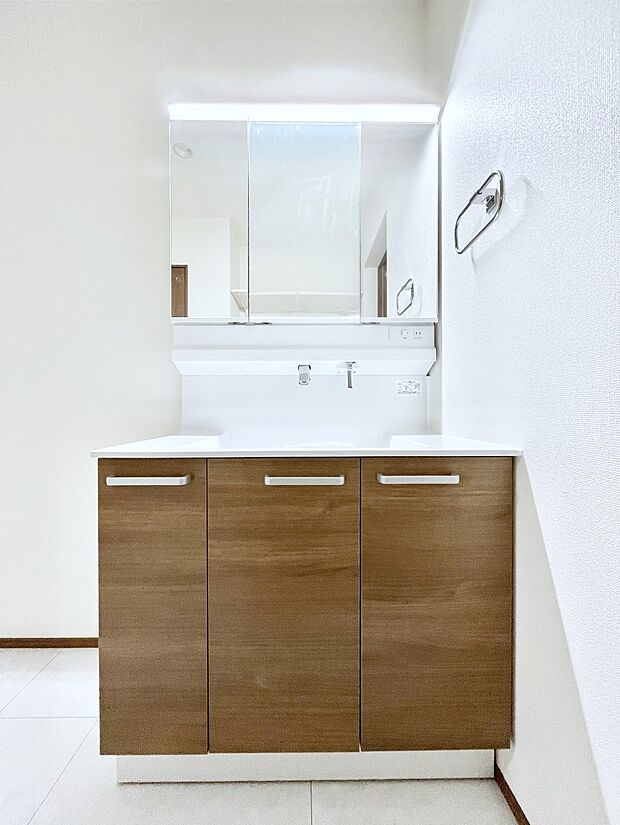 【洗面台・洗面所】大きく見やすい三面鏡で清潔感ある洗面台は、身だしなみチェックや肌のお手入れにおすすめです。 