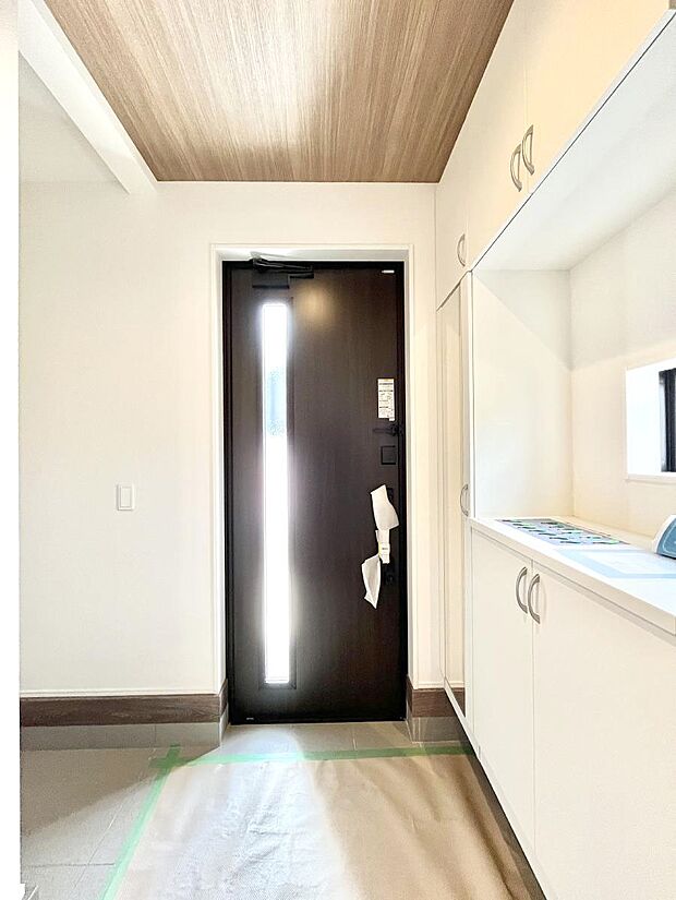 【玄関】明るい玄関はお客様をお出迎えするのにぴったりです！ 