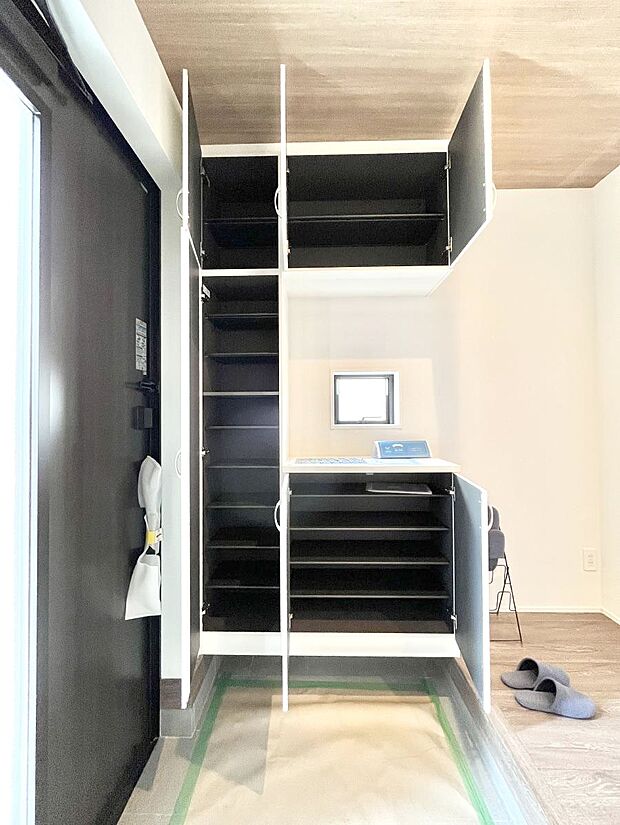 【その他設備(シューズボックス)】たっぷり収納できるシューズボックスで家族全員の靴も、玄関すっきり。  