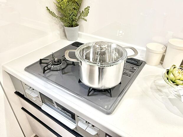 【その他設備(Ｓｉセンサーコンロ)】ガスコンロはＳｉセンサー搭載。火力調節や焦げ付き・消し忘れも防いでくれます。