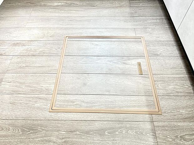 【その他設備(床下収納)】床下収納付き！日用品・非常用品の収納にも大活躍。