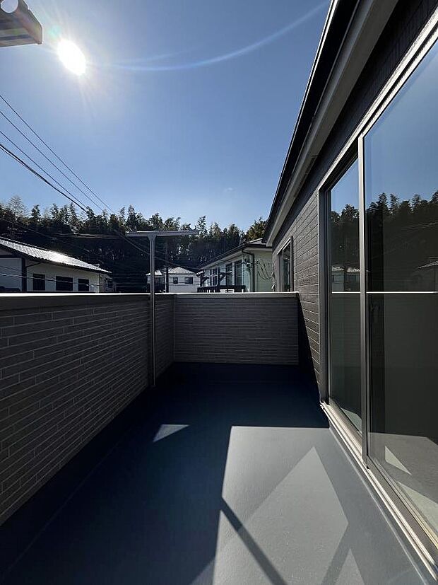 【バルコニー】暖かな陽光が降り注ぐバルコニーはお洗濯におすすめ。爽やかな風も心地よいです。 