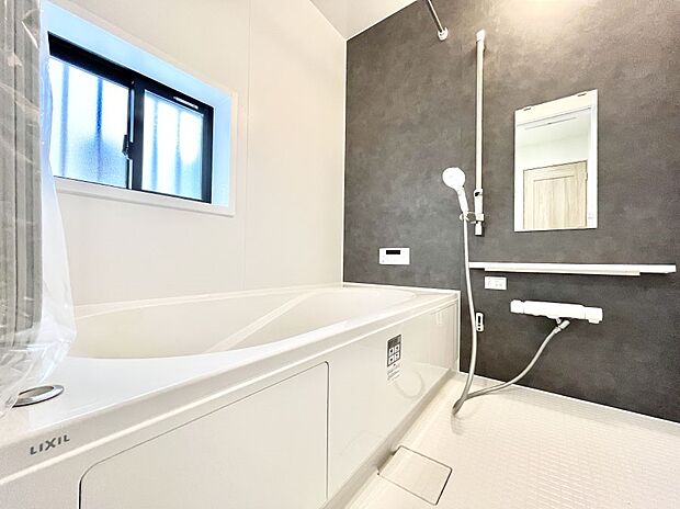 【浴室】~Bath Room~ 落ち着いた雰囲気の浴室で明日に向けてリフレッシュ。浴室乾燥機能も付いているので隣の洗濯機置き場で洗い上がった洗濯物を、雨の日も天気を気にせず乾燥させることも可能です。