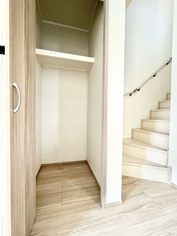 【その他設備(リビング収納)】リビング収納。ここに収納があると物が集まるLDKがスッキリ片付きそうですね。