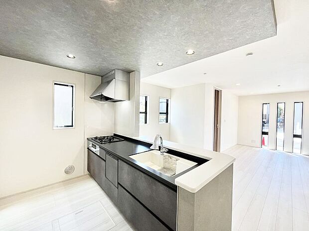 【ダイニングキッチン】料理をしながらでもご家族との会話を楽しめる対面キッチン