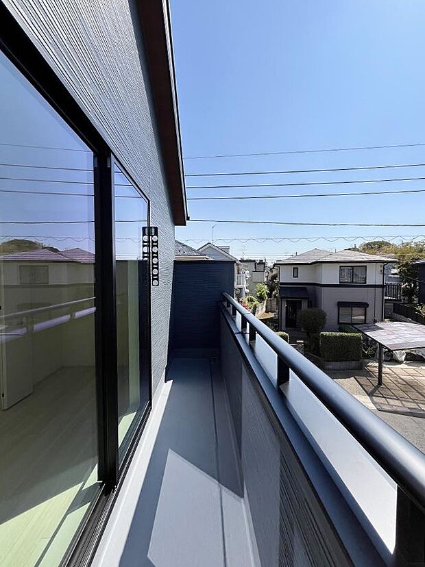 【バルコニー】暖かな陽光が降り注ぐバルコニーはお洗濯におすすめ。爽やかな風も心地よいです。 