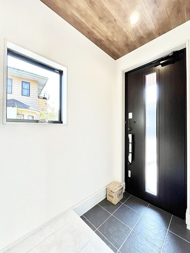 【玄関】明るい玄関はお客様をお出迎えするのにぴったりです！