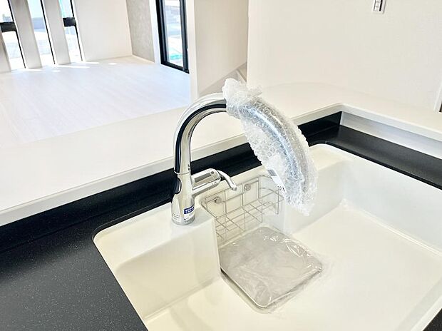 【その他設備(タッチレス水栓)】水栓に触れずに吐止水ができるタッチレス水栓  