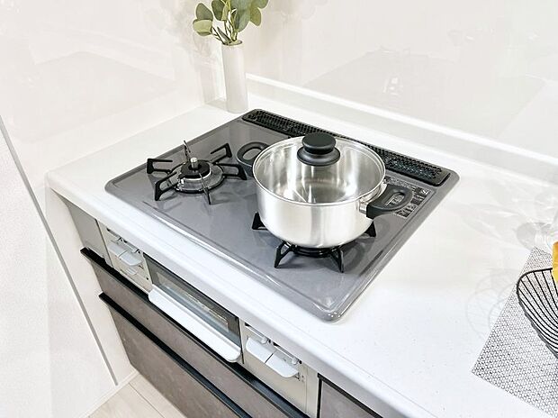 【その他設備(Ｓｉセンサーコンロ)】ガスコンロはＳｉセンサー搭載。火力調節や焦げ付き・消し忘れも防いでくれます。