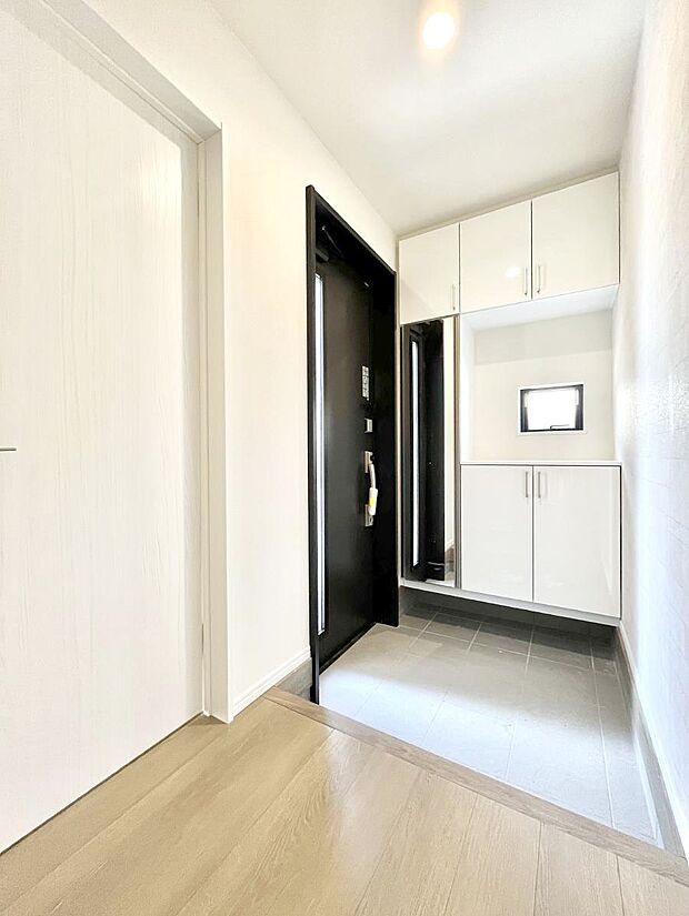 【玄関】◆A号棟◆~Entrance~ 下駄箱ミラー付なので、お出かけ前の身だしなみチェックに◎玄関はお客様をお出迎えする一番最初の場所、帰ってくる時に入る最初の場所。そんな場所だからこそ、より良い空間に♪