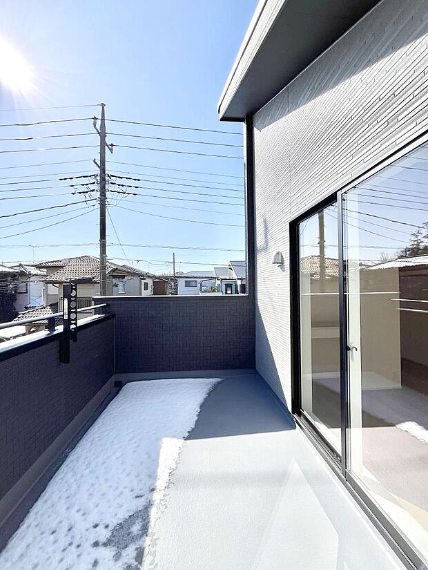 【バルコニー】◆1号棟◆～Balcony～　南向きのバルコニーの前には雲以外に太陽を遮るものがありません。お洗濯物も乾きやすく、何より明るく気持ちのいい光が入ってきます。使いやすく開放的なバルコニーです♪