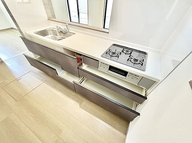 【その他設備(スライド収納)】B号棟◆スライド式収納なので上からの出し入れが可能！腰をかがめずに楽々！