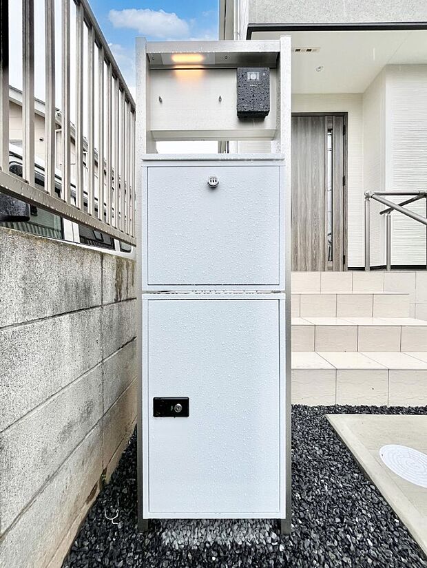 【その他現地】◆１号棟◆表札・インターホン・ポスト・宅配ＢＯＸをひとつに集約。エントランスになじむシンプルデザイン。