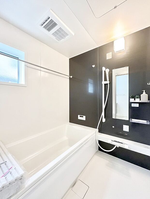 【浴室】◆１号棟◆～Bath Room～　窓付きのバスルームは、採光もあり明るく気持ちの良い空間です。窓があることで、換気環境も良好。ゆったり寛げるバスルームで、毎日のバスタイムが楽しみになりそうです。