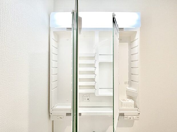 【その他設備(三面鏡裏収納)】◆１号棟◆三面鏡の裏に、化粧品や衛生用品などを収納可能。洗面台をすっきりと保ちます！