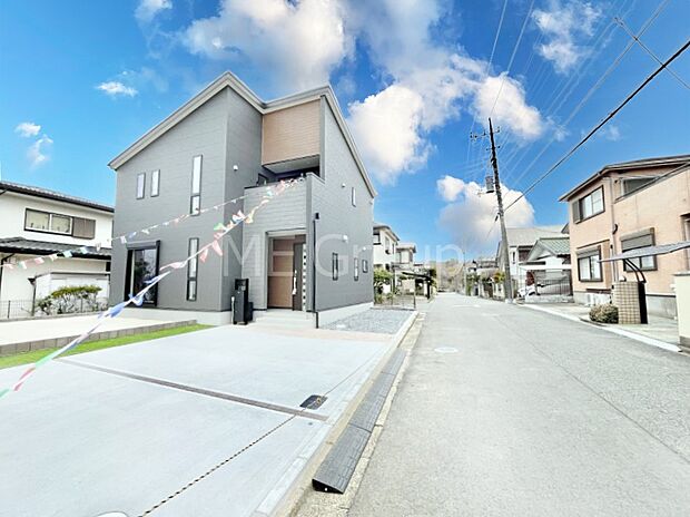 【前面道路含む現地写真】見通しの良さとともに、街並みに開放感を与えてくれます。 