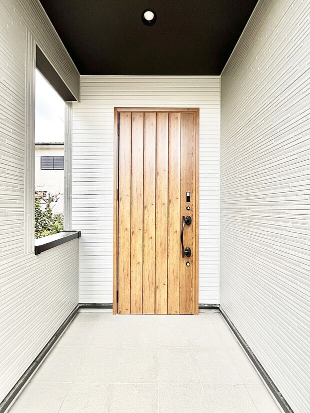 【玄関】～Entrance～　玄関は、お客さんをお迎えする場であり、家族が出入りする場でもあるので「おうちの顔」とも呼ばれる重要な場所！すっきりと明るく、いつでもお客様をお出迎えできるような設計をしました！