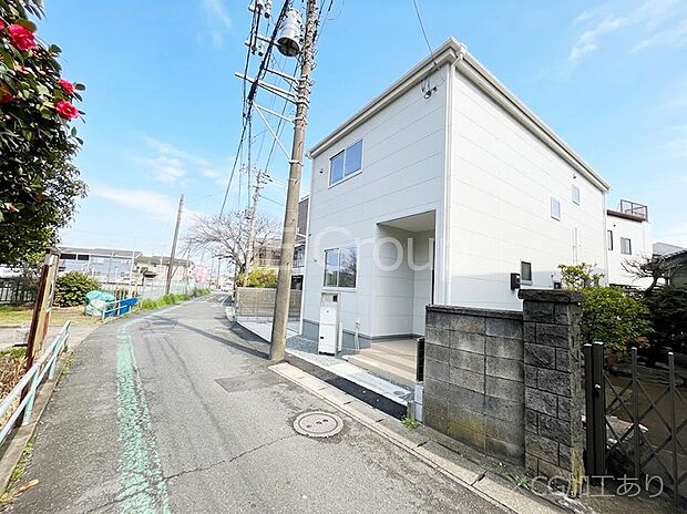 【前面道路含む現地写真】~Exterior~ 前面道路: 住宅地になっているので車量も少なく、静かな立地です。子育て環境も良好です♪♪周辺環境もあわせてご案内させて頂きます。お気軽にお問い合わせください。