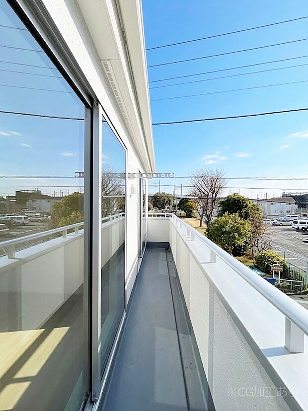【バルコニー】~Balcony~ バルコニーは温かい陽がさしこみ、お布団や洗濯物を気持ちよく干すことができます。 使いやすく開放的なバルコニーです♪陽ざしがたっぷり降り注ぐ、バルコニー付き住まい。