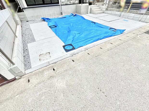 【駐車場】~Parking~ 駐車場2台置けます!(車種による)自転車置き場や物置場として、お子様の遊ぶスペースとして、ゆとりある敷地だからこそ可能な多用途にご利用いただけるスペースです。
