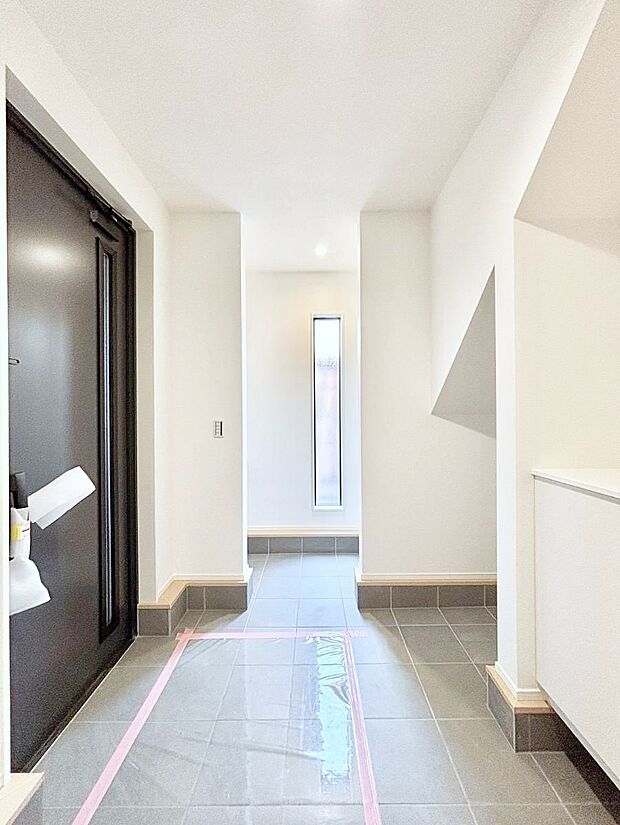 【玄関】～Entrance～　家の中でお客様を迎える最初の場所である玄関は、家の印象そのものです！豊富な玄関収納で、常に綺麗に保つことが出来ます♪玄関にはたっぷり収納の下駄箱を完備！