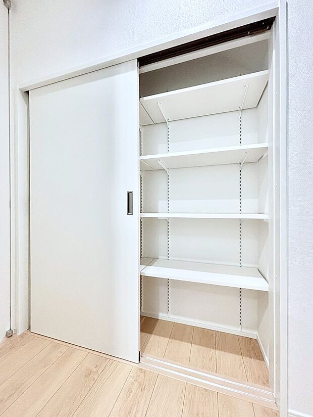 【その他設備(廊下収納)】廊下収納。掃除道具や季節の小物を収納することができます。