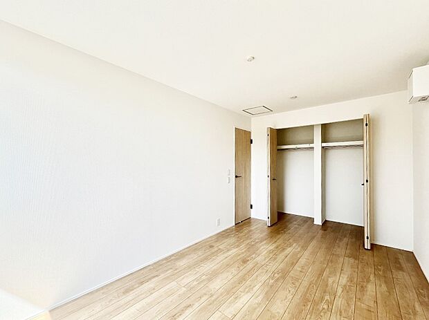 【寝室】◆1号棟◆～Bed Room～ 全居室には収納クローゼットを完備！普段使いのお洋服や小物はもちろん、季節物のお洋服などもしっかりと整理整頓おしまい頂けます。 居室空間を広く使用できますね。
