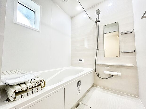 【浴室】◆1号棟◆～Bath Room～ 広々とした雰囲気の良いバスルーム。 お子様と一緒にお風呂に入る楽しみ、思い出の一ページが刻まれる大切な瞬間。 日々の疲れをリフレッシュできそうです。