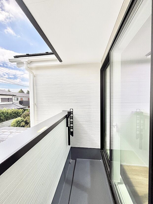 【バルコニー】◆1号棟◆～Balcony～　南向きのバルコニーの前には雲以外に太陽を遮るものがありません。お洗濯物も乾きやすく、何より明るく気持ちのいい光が入ってきます。家族全員分の洗濯物も一気に干せます。