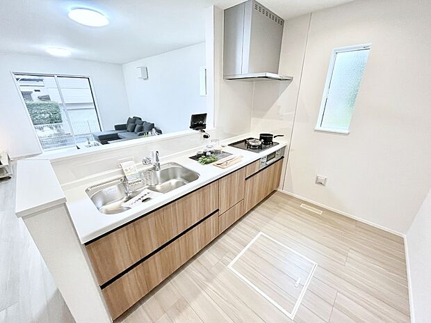 【ダイニングキッチン】～Kitchen～　「さぁ今日は何を作ろう」こんなキッチンなら思いっきり料理ができちゃいます。キッチンからはリビングが一望できます。家族がつながるお家がここにございます。