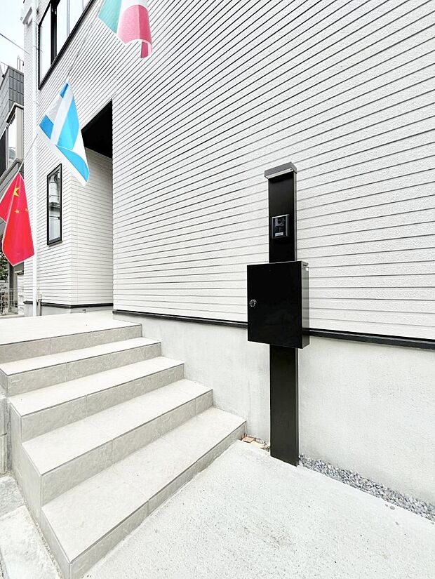 【その他現地】表札・インターホン・ポストをひとつに集約。エントランスになじむシンプルデザイン。