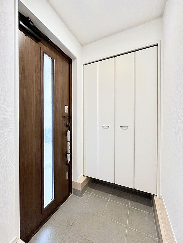 【玄関】◆1号棟◆~Entrance~ 玄関は家の顔といわれますが我が家のセンスをさりげなく感じさせる魅力ある玄関造りも楽しみの一つ。帰宅する度に家族がほっとできる心地よい空間造りも大切ですね♪