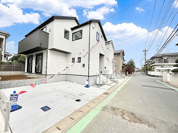【前面道路含む現地写真】～Exterior～　前面道路：南東 5.8m 公道　前面道路は閑静な住宅地をはしる車通りの少ない道路。駐車の出し入れもらくらくです！ご不明点・現地見学のご希望は、お気軽にお問い合わせください！