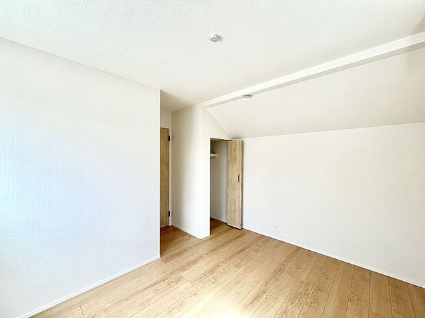 【寝室】◆２号棟◆～Bed Room～ 全居室には収納クローゼットを完備！普段使いのお洋服や小物はもちろん、季節物のお洋服などもしっかりと整理整頓おしまい頂けます。 居室空間を広く使用できますね。