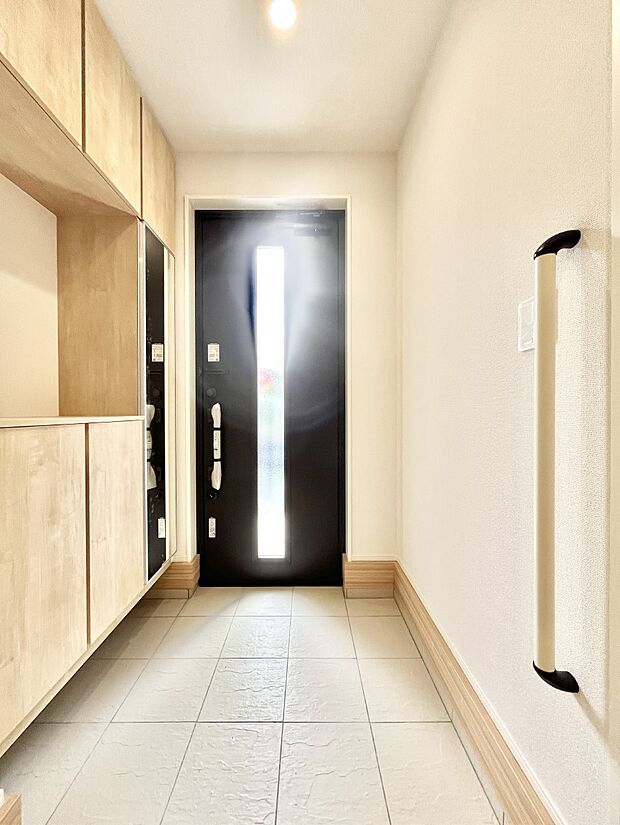 【玄関】◆２号棟◆～Entrance～　家の中でお客様を迎える最初の場所である玄関は、家の印象そのものです！豊富な玄関収納で、常に綺麗に保つことが出来ます♪玄関にはたっぷり収納の下駄箱を完備！