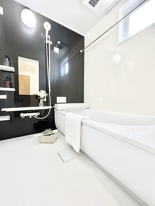 【浴室】◆No.3◆~Bath Room~ 窓付きのバスルームは、採光もあり明るく気持ちの良い空間です。窓があることで、換気環境も良好。ゆったり寛げるバスルームで、毎日のバスタイムが楽しみになりそうです。