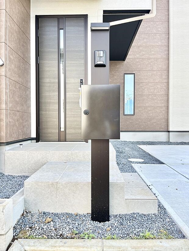 【その他現地】シンプルデザインのポスト。