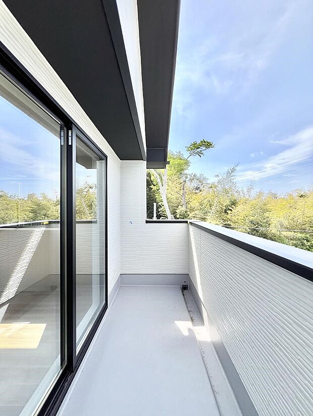 【バルコニー】◆6号棟◆～Balcony～ バルコニーは温かい陽がさしこみ、お布団や洗濯物を気持ちよく干すことができます。 使いやすく開放的なバルコニーです♪陽ざしがたっぷり降り注ぐ、バルコニー付き住まい。 