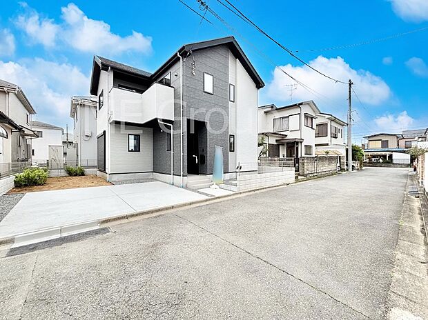 【前面道路含む現地写真】~Exterior~ 前面道路は閑静な住宅地をはしる車通りの少ない道路。駐車の出し入れもらくらくです!ご不明点・現地見学のご希望は、お気軽にお問い合わせください!